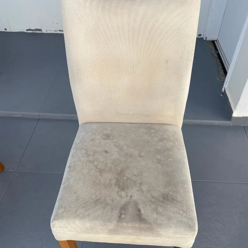 Cadeira de jantar clara antes da higienização
