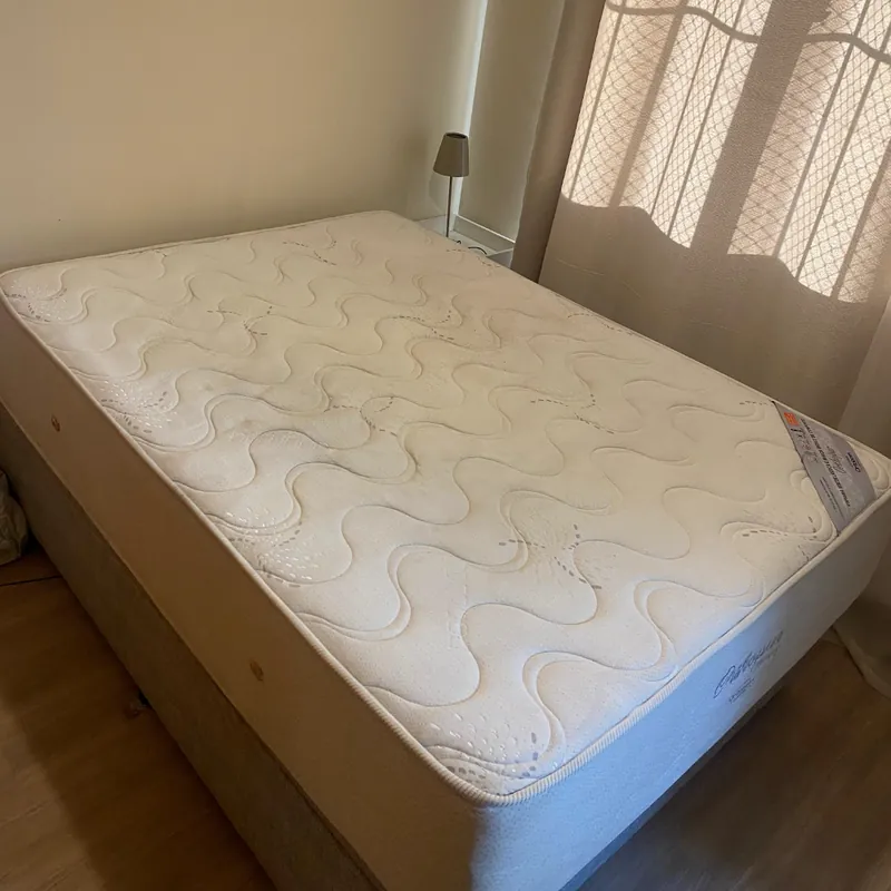 Colchão de casal no quarto, depois da higienização