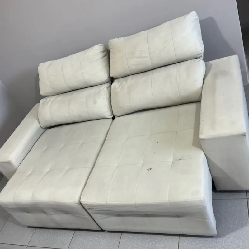 Sofá branco retrátil depois da higienização da T.T Service