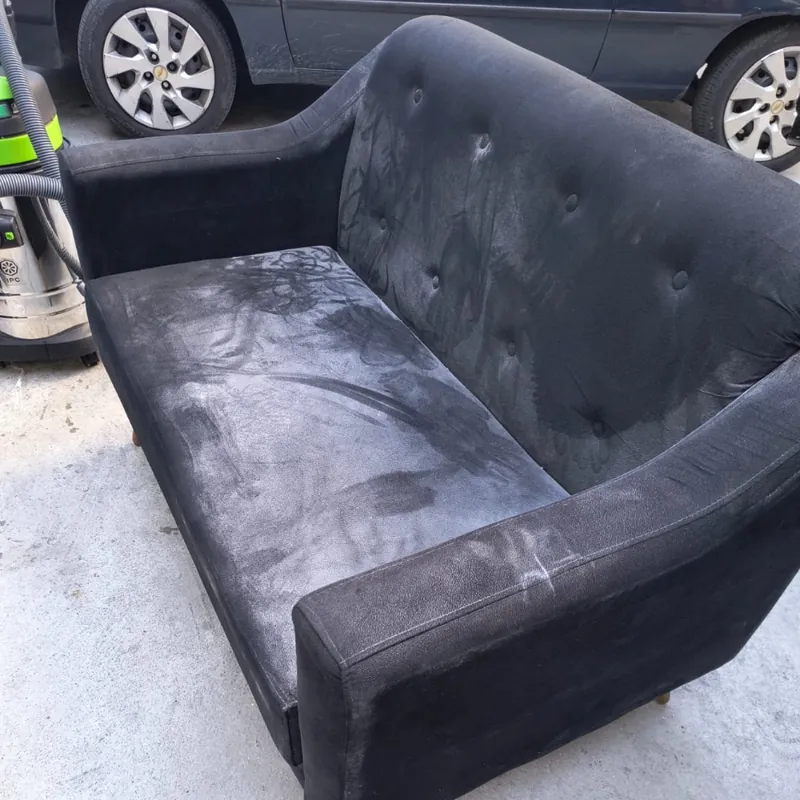 Sofá preto de veludo antes da higienização