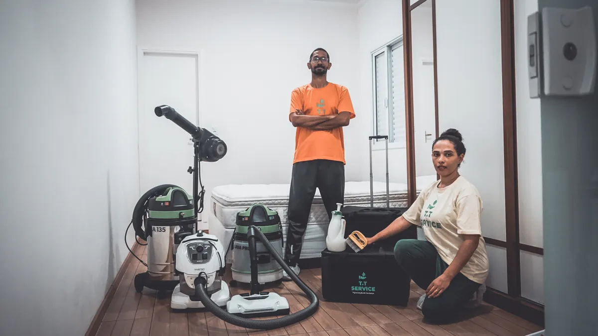 Equipe da T.T Service com os equipamentos de limpeza