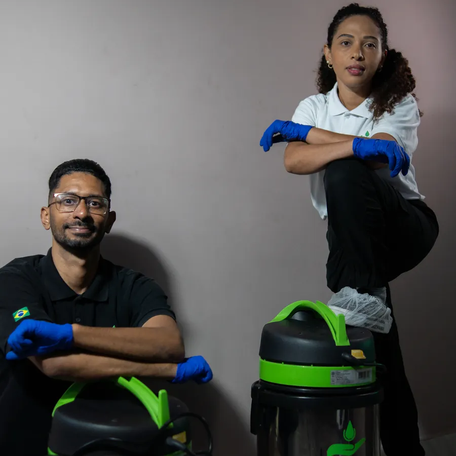 Equipe da T.T Service com a extratora