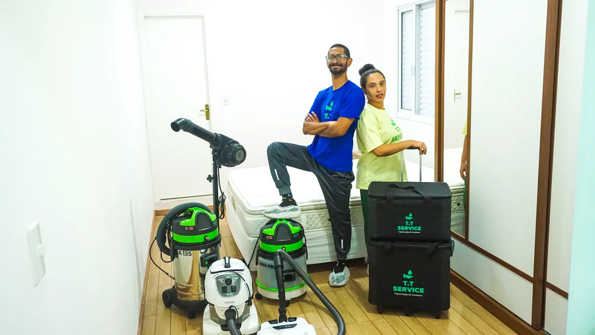 Equipe da T.T Service com os equipamentos de higienização numa sala