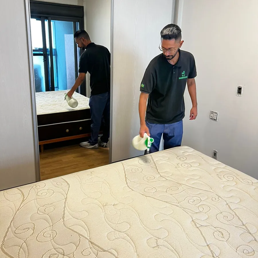 Técnico da T.T Service higienizando colchão de casal no quarto