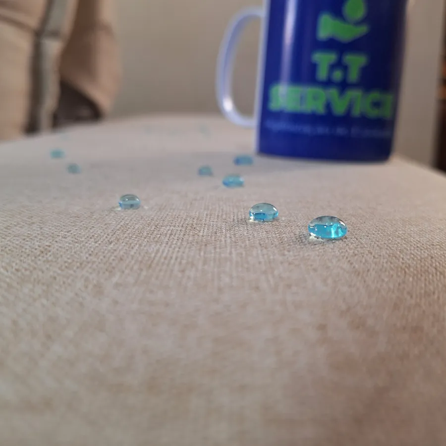 Gotas de água paradas sobre o tecido de um sofá impermeabilizado